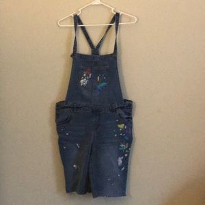 A pair of overalls ( shorts )
